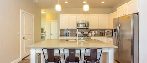 雪櫃、微波爐、焗爐、爐具