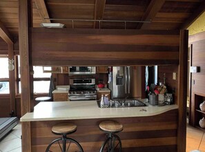 Geladeira, micro-ondas, fogão, cooktop