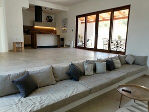 Smart-TV, Kamin, DVD-Player, Bücher