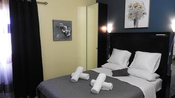 Een strijkplank/strijkijzer, internet, beddengoed