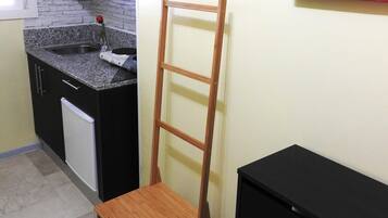 Een magnetron, een koffiezetapparaat/waterkoker