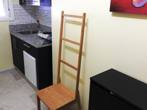 電子レンジ、コーヒー / ティーメーカー、調理器具と食器