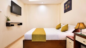 Minibar, desk, laptop workspace, bed sheets - HANZ Boutique Hotel Ben Thanh (Ho Chi Minh City)