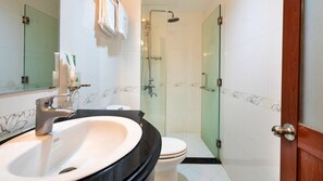 Regadera, regadera con hidromasaje, secadora de cabello, toallas 