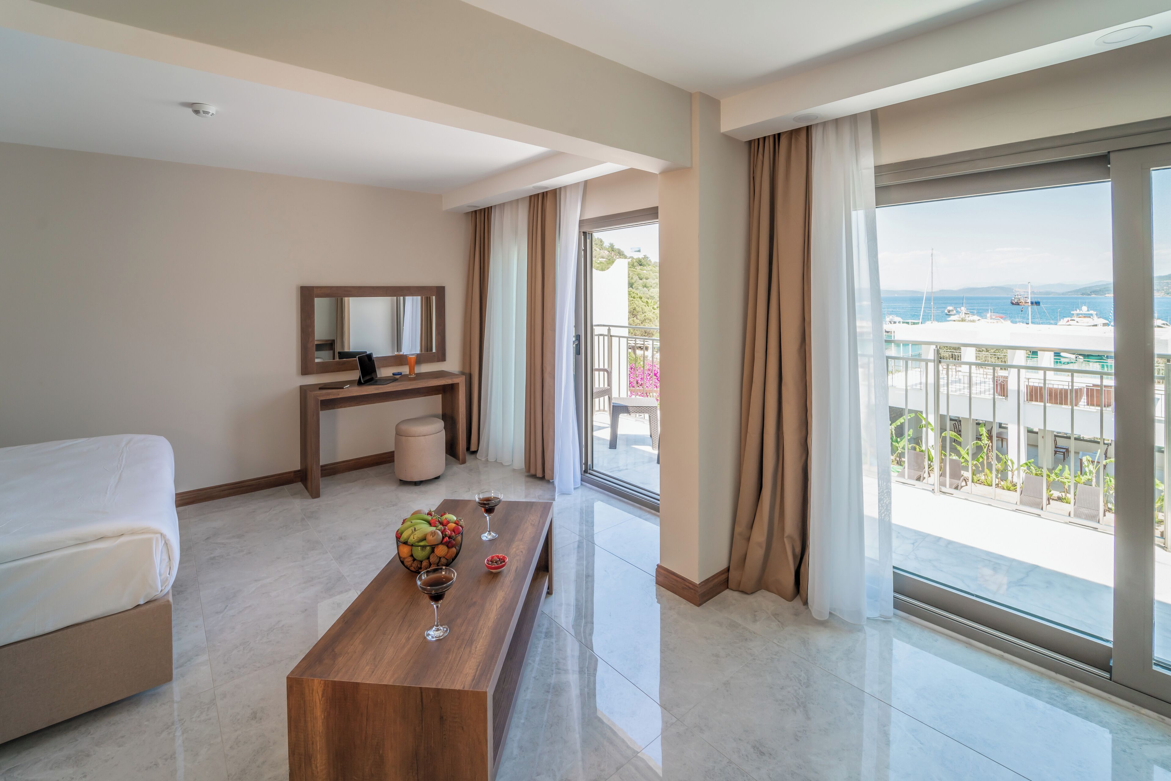 Familien-Suite, Poolblick | Laptopgeeigneter Arbeitsplatz, kostenloses WLAN, Bettwäsche