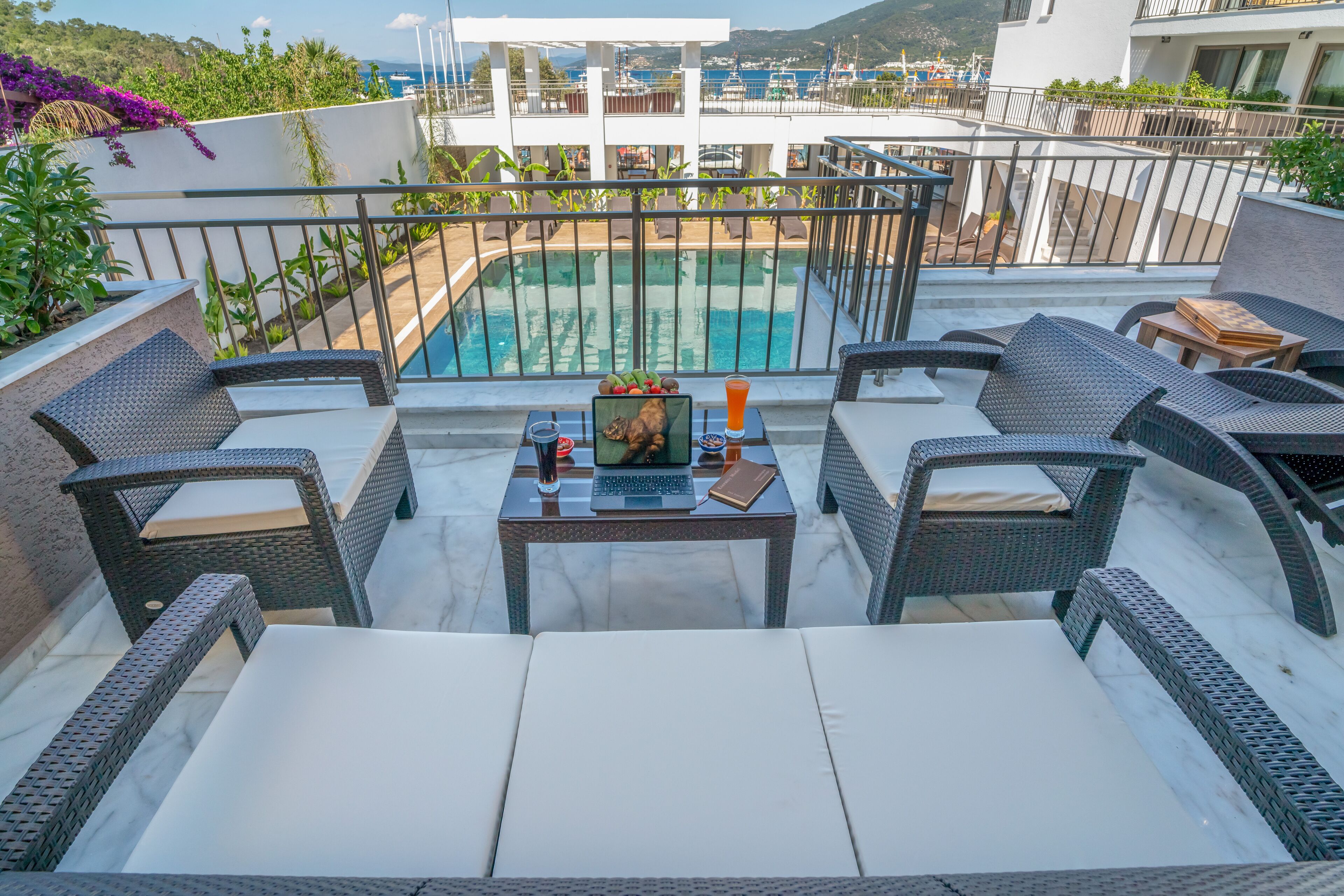 Laptopgeeigneter Arbeitsplatz, kostenloses WLAN, Bettwäsche