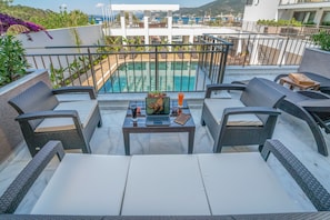 Laptop workspace, free WiFi, bed sheets