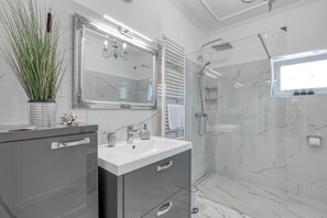 Family Villa, Multiple Beds, Refrigerator & Microwave, Mountainside (Pool Villa Relax) | Bathroom
