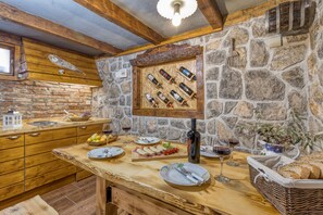 Familienvilla, Mehrere Betten, Kühlschrank und Mikrowelle, Bergseite (Pool Villa Relax) | Eigene Küche | Kühlschrank, Mikrowelle, Ofen, Herdplatte