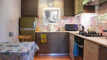 Cottage | Private kitchen | Fridge, microwave, oven, stovetop