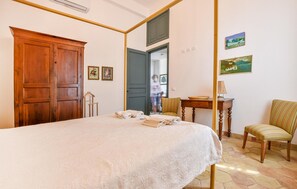 4 bedrooms, free WiFi, bed sheets - Nice home in Roccapalumba with private swimming pool, can be inside or outside (Roccapalumba)