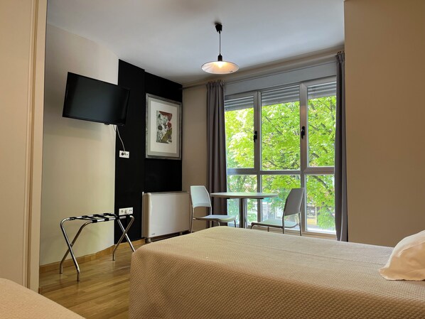 1 habitación, escritorio, wifi y ropa de cama