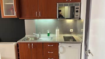 Frigorífico, microondas, horno y cafetera o tetera