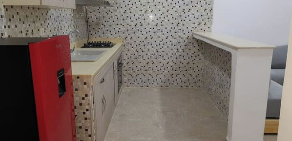 Réfrigérateur, micro-ondes, four, plaque de cuisson