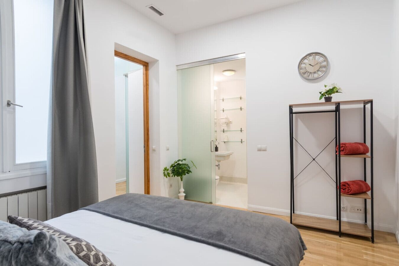 4 slaapkamers, een bureau, een strijkplank/strijkijzer, gratis wifi