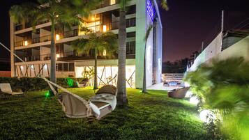 Fachada da propriedade à noite