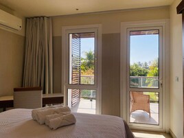 Minibar, caja de seguridad en la habitación y escritorio