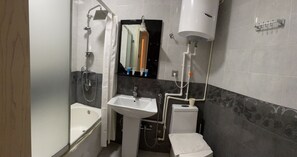 Deluxe Apartment | Bathroom | Combined shower/tub, free toiletries, hair dryer, slippers