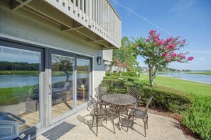 Outdoor dining - 1625 Port Villas: Water Views, Dock and Steps to the Salty Dog - Free Bikes (Hilton Head Island)