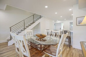 Dining - 1625 Port Villas: Water Views, Dock and Steps to the Salty Dog - Free Bikes (Hilton Head Island)