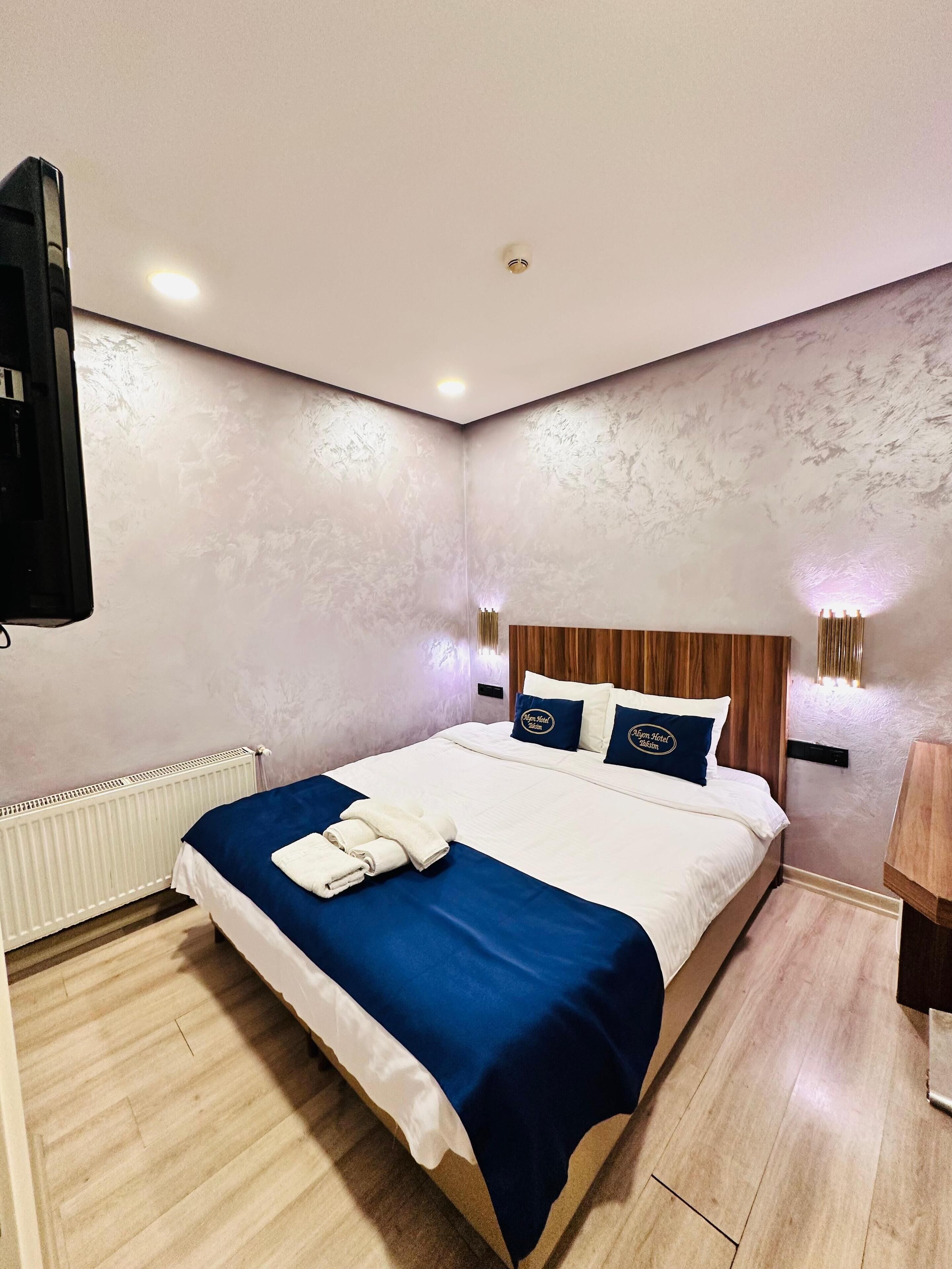 Economy Studio, No Windows | Premium bedding, minibar, desk, blackout drapes