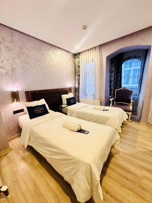 Chambre Luxe avec lits jumeaux, vue ville | Literie de qualité supérieure, minibar, bureau, rideaux occultants