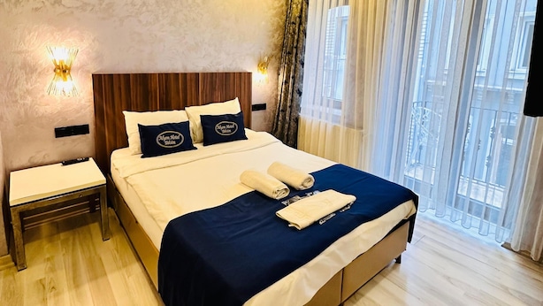 Studio Suite Superior, quang cảnh thành phố | Bộ đồ giường cao cấp, minibar, bàn, màn/rèm cản sáng 
