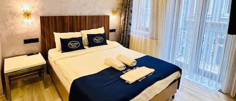 Suite estudio superior, vista a la ciudad | Ropa de cama de alta calidad, minibar, escritorio y cortinas blackout