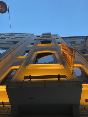 Front of property - Taxim Alyon Suite Hotel (Istanbul)