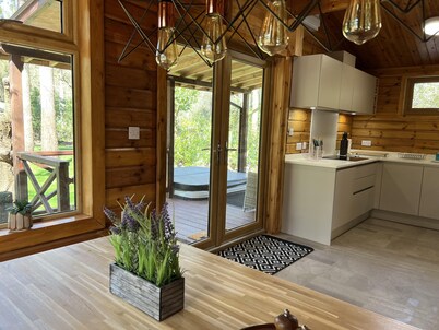 Karelia - Luxury Finnish Log Cabin w/Hot-tub