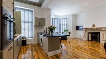 Apartment, 1 King Bed with Sofa bed | Private kitchen