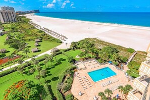 A heated pool - Modern Beachfront Condo | Pool, Gym & Tennis (Marco Island)