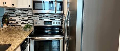 Kühlschrank, Mikrowelle, Ofen, Herdplatte