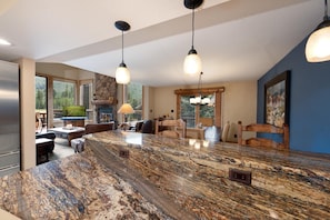 Interior - Corner Cascade Village Condo - Largest deck - Fire Pit - Views - Heated Pool (Durango)