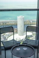 舒适客房 | 迷你吧、办公桌、笔记本电脑工作区、熨斗/熨板