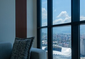 Phòng Suite dành cho gia đình | Khu phòng khách | Smart TV 42-inch có truyền hình vệ tinh, TV 