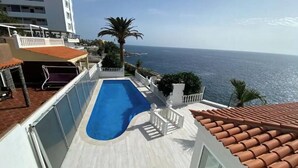 A pool area with a view of the sea, surrounded by white railings and palm trees. - ¡nuevo! Villa Blanca. Besado por el sol y el Océano (Callao Salvaje)