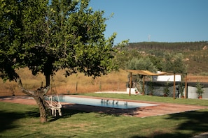 Alberca al aire libre por temporada y camastros