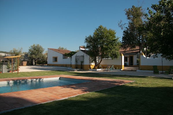 Alberca al aire libre por temporada y camastros