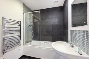 Standard Apartment | Bathroom | Free toiletries, towels, shampoo