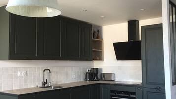 Een koelkast, een microgolfoven, een oven, een kookplaat