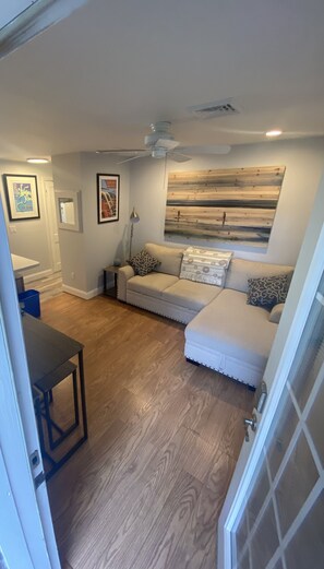 Smart TV, music library - 1 block from Boardwalk! Parking & Beach Passes. Comfy Queen bed & sleeper sofa. (Seaside Heights)