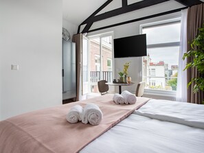 Queen Room with Balcony | Kostenloses WLAN, Bettwäsche