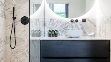 Economy Queen Room | Bathroom | Free toiletries, hair dryer, towels, soap