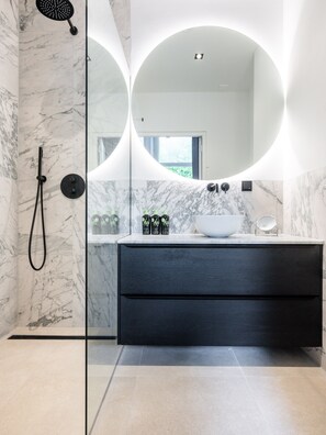 Economy Queen Room | Badezimmer | Kostenlose Toilettenartikel, Haartrockner, Handtücher, Seife