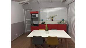 Geladeira, micro-ondas, cooktop, cafeteira/chaleira