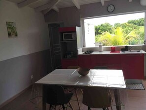 Geladeira, micro-ondas, cooktop, cafeteira/chaleira