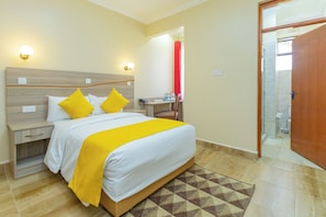 Standard-Doppelzimmer | Hochwertige Bettwaren, Betten mit Memory-Foam-Matratzen, Schreibtisch