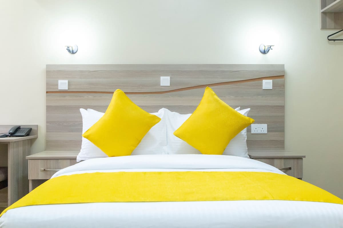Standaard tweepersoonskamer | Luxe beddengoed, bedden met traagschuimmatras, een bureau