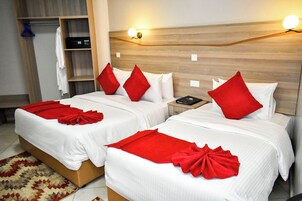 高级双床房 | 高档床上用品、记忆海绵床垫、办公桌、笔记本电脑工作区